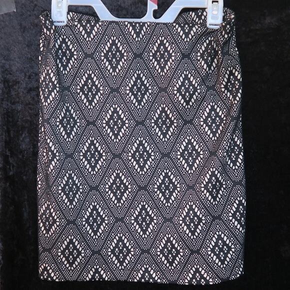 Renee C Skirt USA elastic waist pull on pencil straight eyelet lace SZ S Lined - Picture 2 of 9